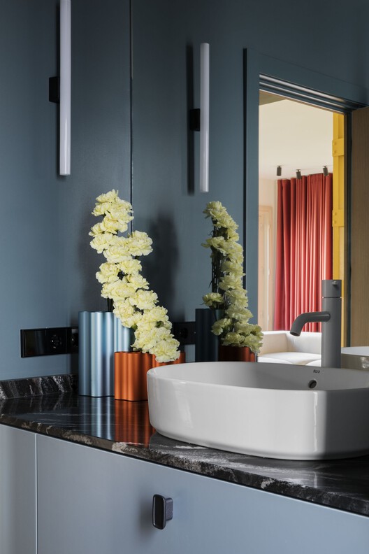 2025 Color Trends in Architecture: Embracing Earth Tones and Vibrant Hues - Image 4 of 13