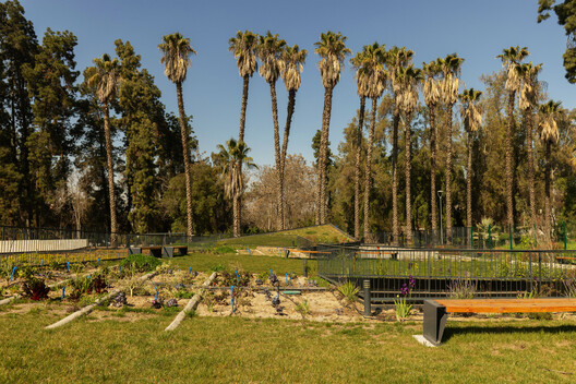 Biblioteca Municipal de Pudahuel / Matías Córdoba y Claudio Iglesias - Fotografía exterior, Jardín