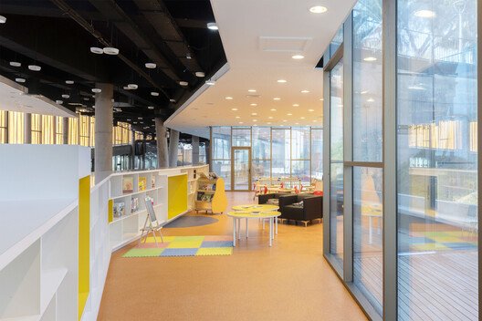 Biblioteca Municipal de Pudahuel / Matías Córdoba y Claudio Iglesias - Fotografía interior, Vidrio, Estanterías