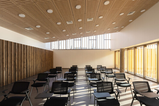 Biblioteca Municipal de Pudahuel / Matías Córdoba y Claudio Iglesias - Fotografía interior, Comedor, Madera, Iluminación, Sillas