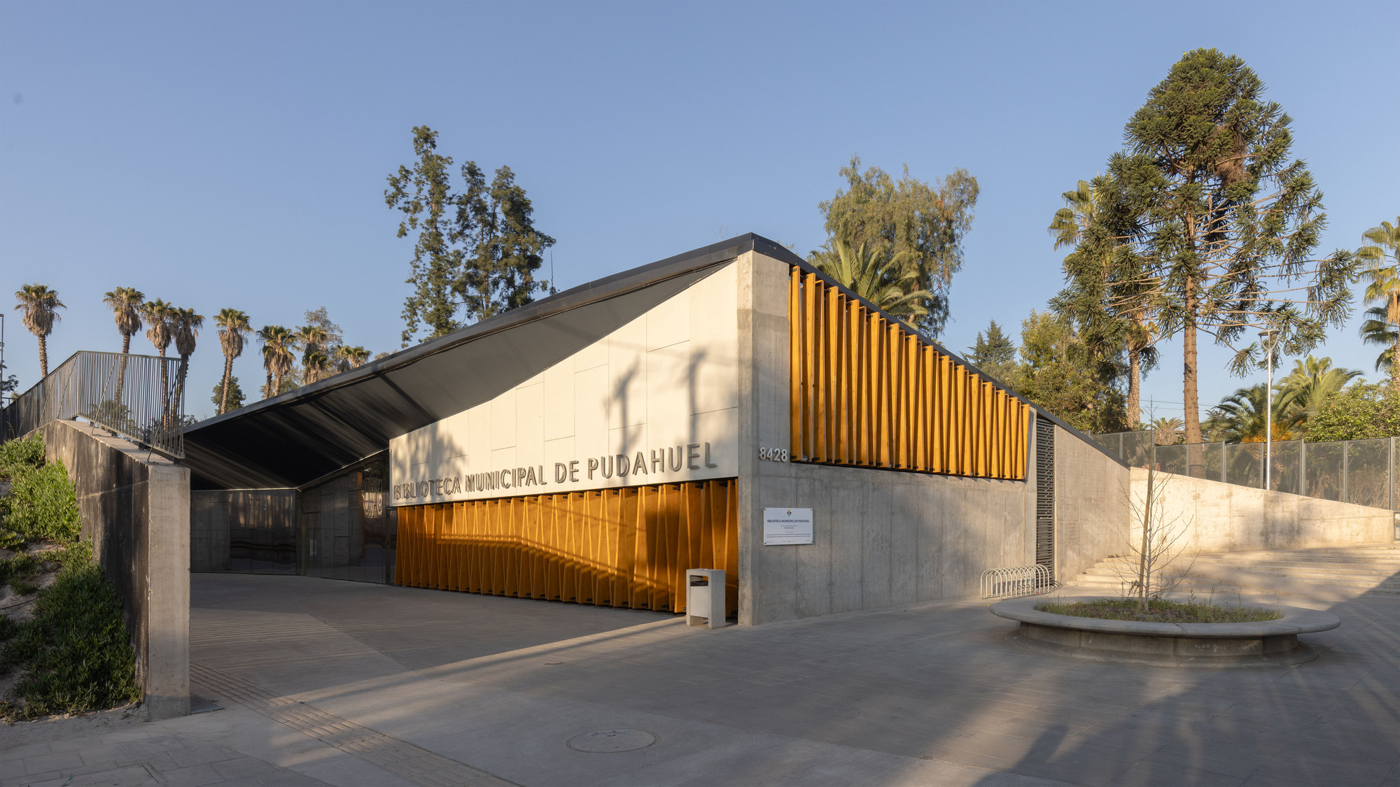 Galeria de Biblioteca Municipal de Pudahuel / Matías Córdoba y Claudio ...