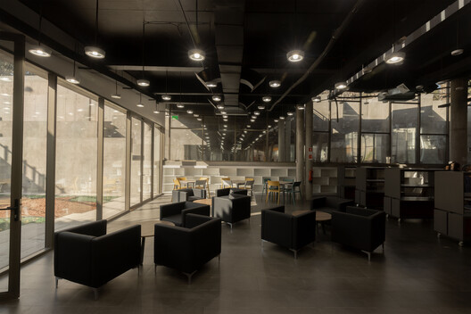 Biblioteca Municipal de Pudahuel / Matías Córdoba y Claudio Iglesias - Fotografía interior, Sala de estar, Iluminación, Sillas, Vidrio