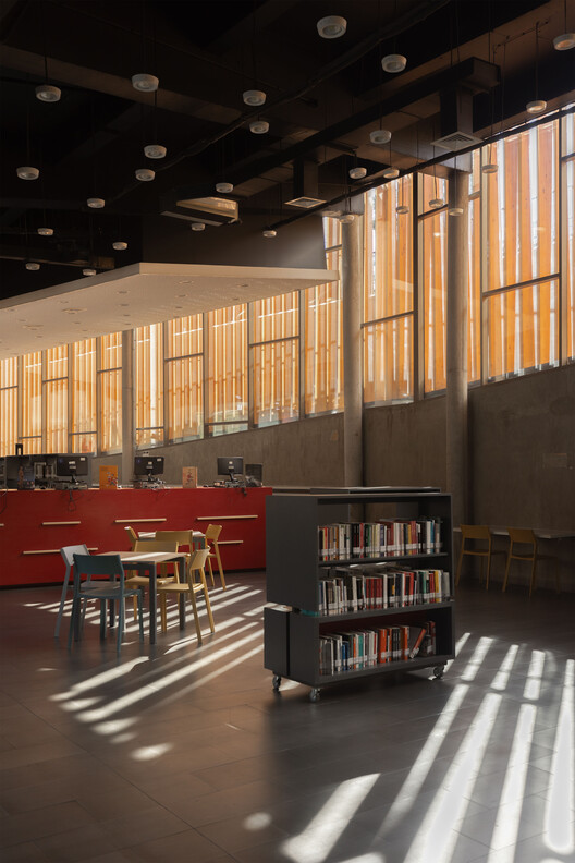 Biblioteca Municipal de Pudahuel / Matías Córdoba y Claudio Iglesias - Fotografía interior, Madera, Iluminación