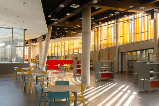 Biblioteca Municipal de Pudahuel / Matías Córdoba y Claudio Iglesias - Fotografía interior, Sillas