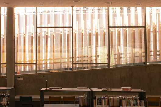 Biblioteca Municipal de Pudahuel / Matías Córdoba y Claudio Iglesias - Fotografía interior, Madera, Iluminación