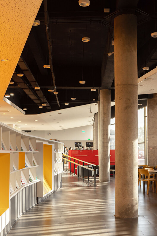 Biblioteca Municipal de Pudahuel / Matías Córdoba y Claudio Iglesias - Imagen 7 de 51
