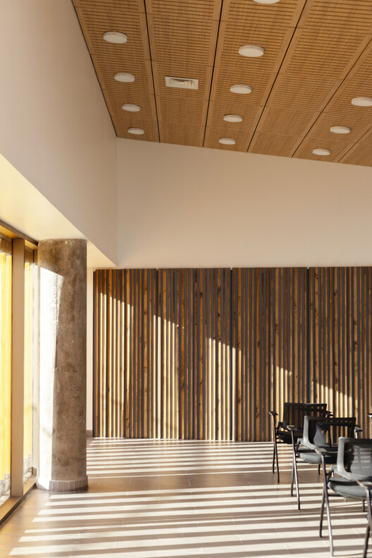 Biblioteca Municipal de Pudahuel / Matías Córdoba y Claudio Iglesias - Fotografía interior, Madera