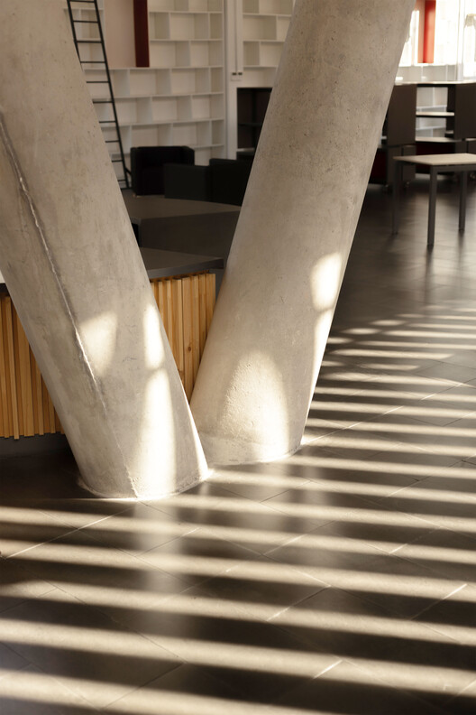 Biblioteca Municipal de Pudahuel / Matías Córdoba y Claudio Iglesias - Fotografía interior, Escaleras, Madera