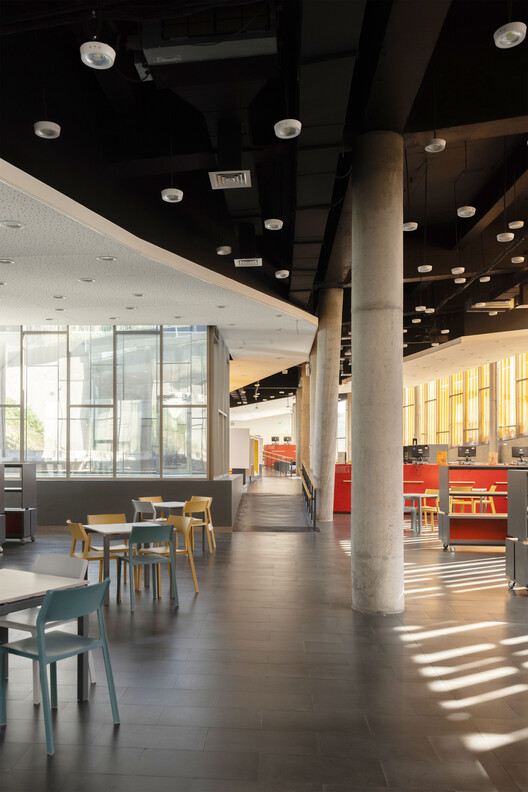Biblioteca Municipal de Pudahuel / Matías Córdoba y Claudio Iglesias - Fotografía interior, Comedor, Iluminación, Sillas, Vidrio
