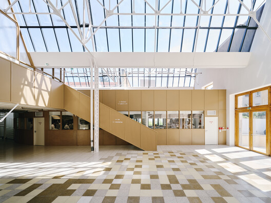 Escola de Culinária para Migrantes do Pavilhão Industrial de Renovação /  FREAKS - Fotografia de Interiores, Madeira, Vidro