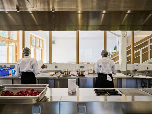 Escola de Culinária para Migrantes do Pavilhão Industrial de Renovação /  FREAKS - Fotografia de Interiores, Cozinha, Bancada