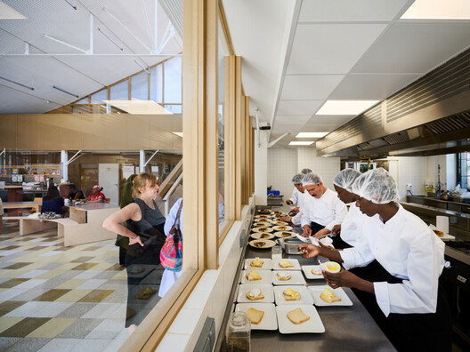 Escola de Culinária para Migrantes do Pavilhão Industrial de Renovação /  FREAKS - Fotografia de Interiores, Escada, Cadeira