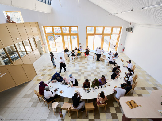 Escola de Culinária para Migrantes do Pavilhão Industrial de Renovação /  FREAKS - Fotografia de Interiores, Escada, Cadeira