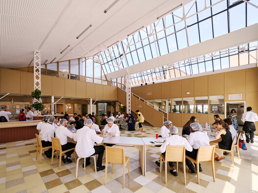 Escola de Culinária para Migrantes do Pavilhão Industrial de Renovação /  FREAKS - Fotografia de Interiores, Cozinha, Cadeira