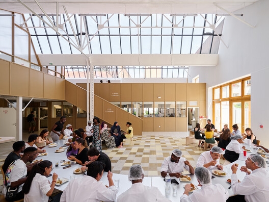 Escola de Culinária para Migrantes do Pavilhão Industrial de Renovação /  FREAKS - Fotografia de Interiores, Escada, Cadeira