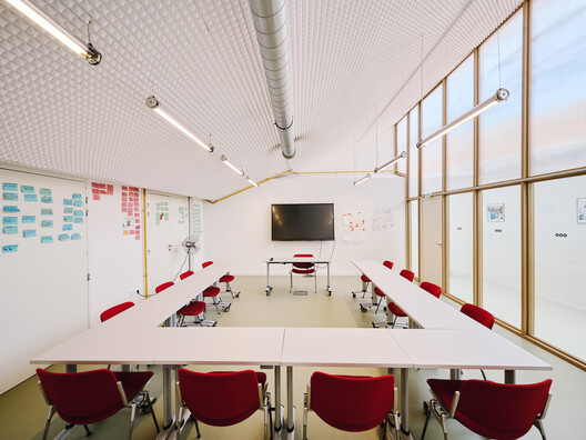 Escola de Culinária para Migrantes do Pavilhão Industrial de Renovação /  FREAKS - Fotografia de Interiores, Cadeira, Iluminação, Mesa
