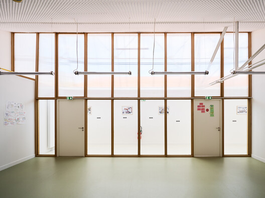 Escola de Culinária para Migrantes do Pavilhão Industrial de Renovação /  FREAKS - Fotografia de Interiores, Madeira, Iluminação, Vidro