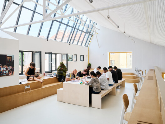 Escola de Culinária para Migrantes do Pavilhão Industrial de Renovação /  FREAKS - Fotografia de Interiores, Cadeira