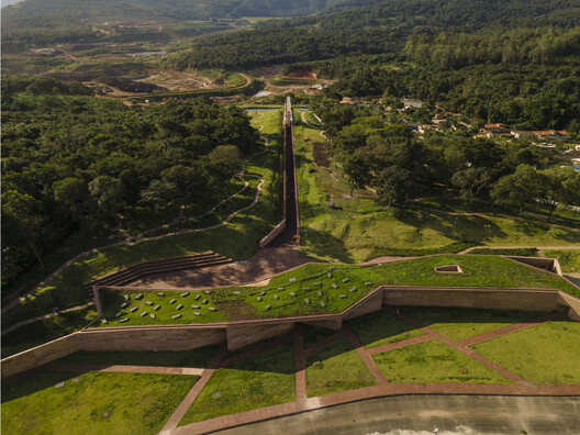 Memorial Brumadinho de Gustavo Penna transforma local da tragédia em espaço de memória - Imagem 6 de 12