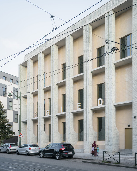 Egied Van Broeckhoven School / B2Ai Egied Van Broeckhoven School / B2Ai - Exterior Photography, Concrete, Glass