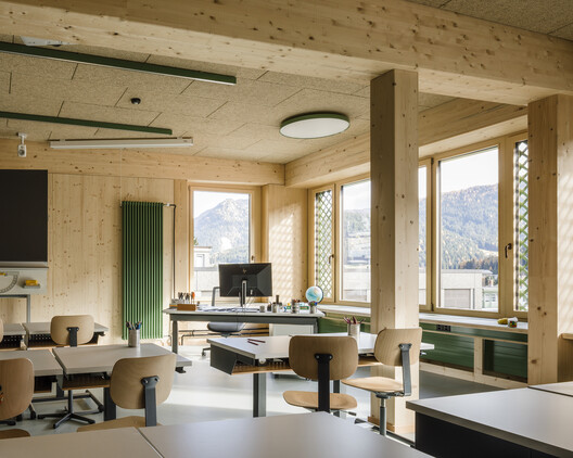 达沃斯学校改造 / CURA Architekten - 室内图, 餐厅, 椅子