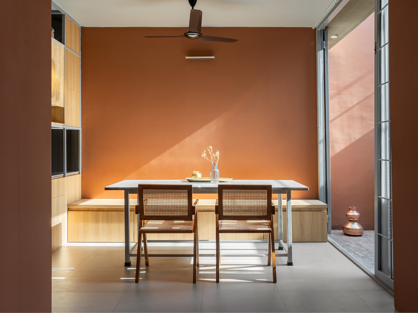 Casa das Sobreposições / pk_iNCEPTiON - Fotografia de Interiores, Mesa, Cadeira