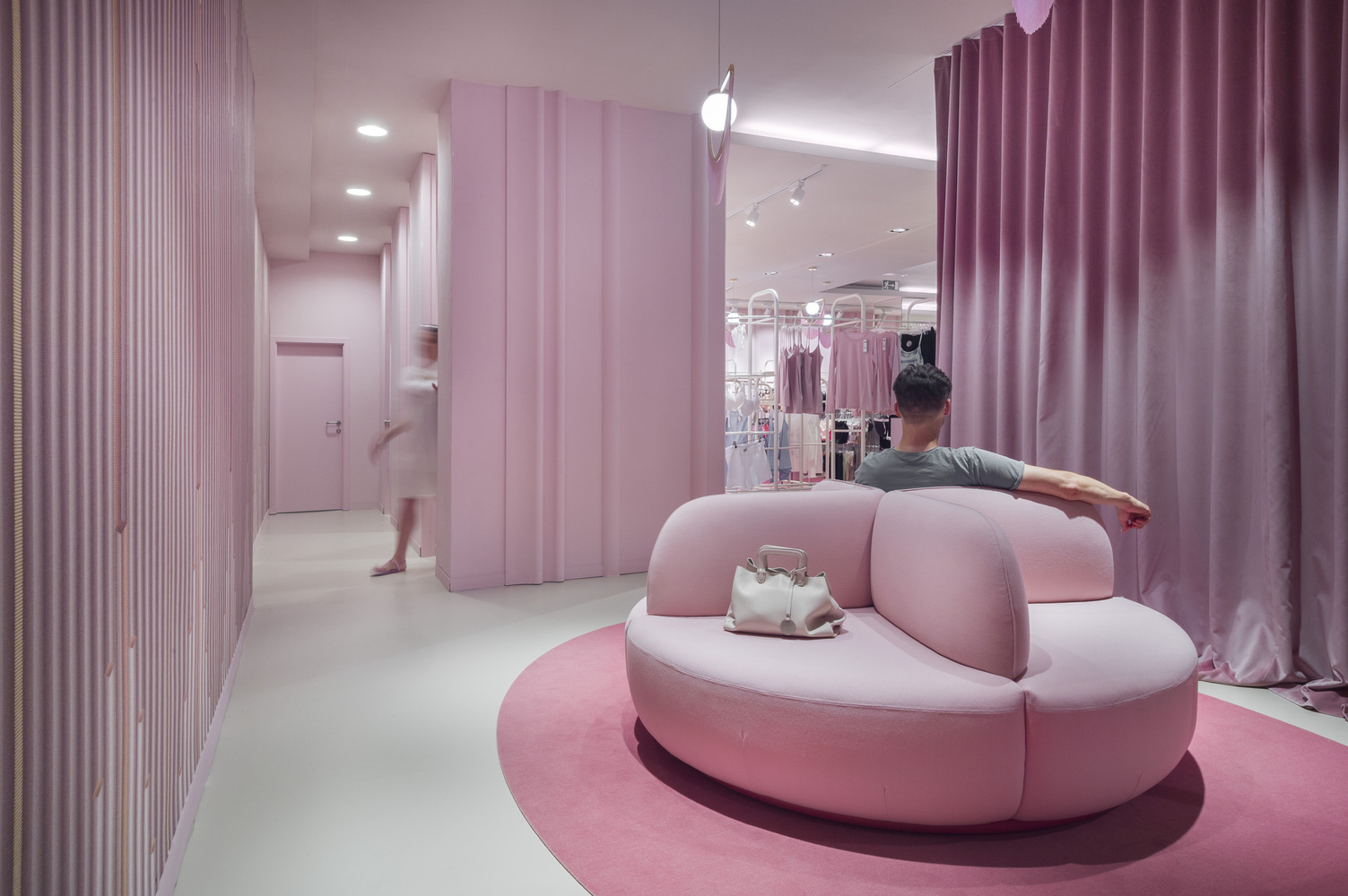 Pink as a Design Tool: Atmosphere, Identity, and Experimentation in Interior Design - Image 3 of 12