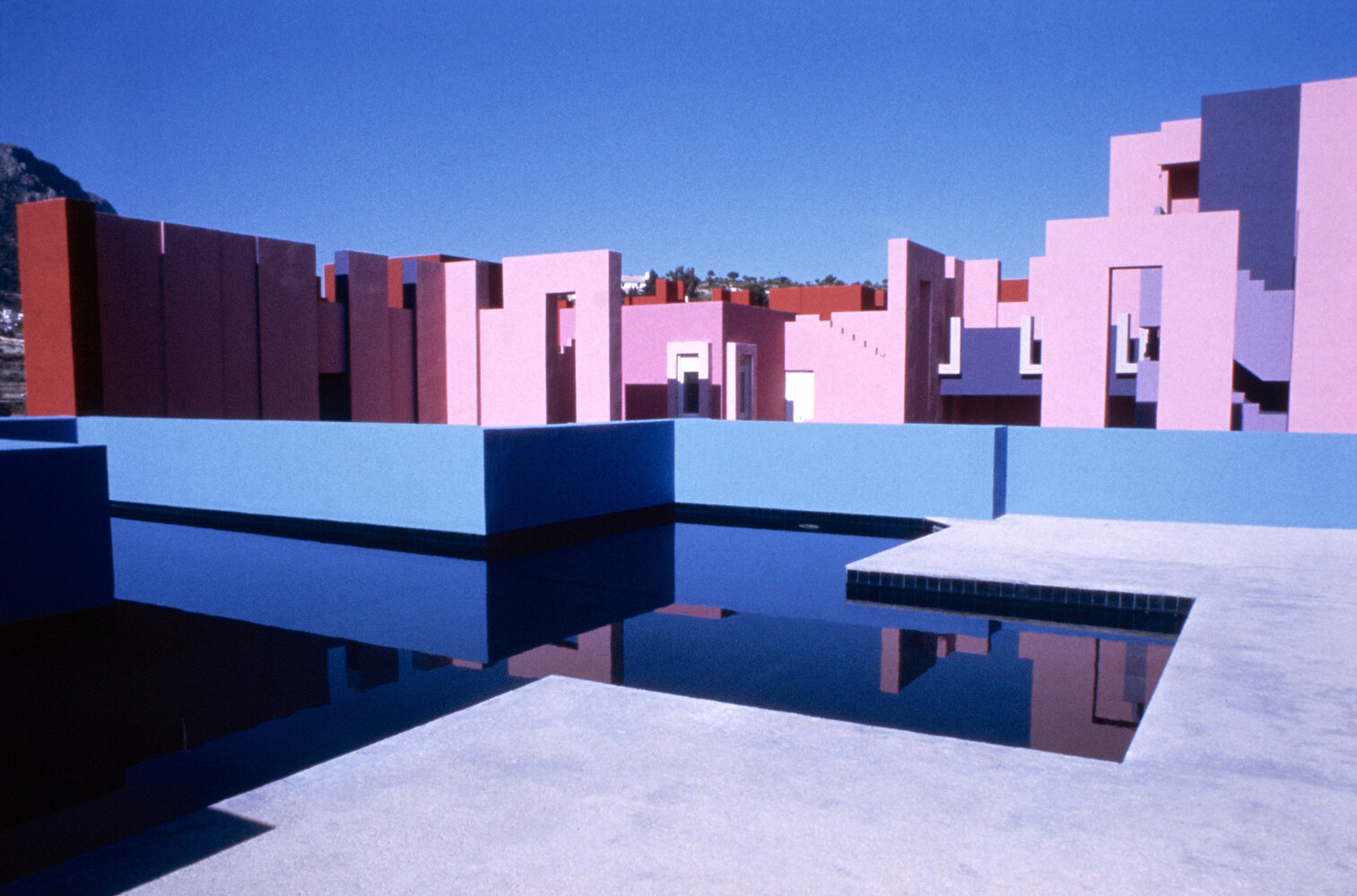 Pink as a Design Tool: Atmosphere, Identity, and Experimentation in Interior Design - Image 12 of 12