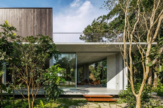 Extending Roofs from Brazil to India: Parallel Residential Design Elements as Seen in 10 Projects - Image 7 of 11