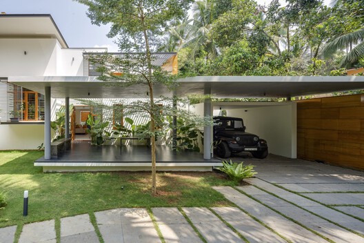 Extending Roofs from Brazil to India: Parallel Residential Design Elements as Seen in 10 Projects - Image 6 of 11