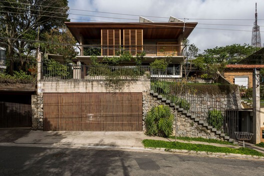 Extending Roofs from Brazil to India: Parallel Residential Design Elements as Seen in 10 Projects - Image 2 of 11