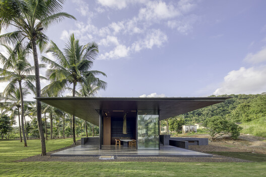 Extending Roofs from Brazil to India: Parallel Residential Design Elements as Seen in 10 Projects - Image 10 of 11