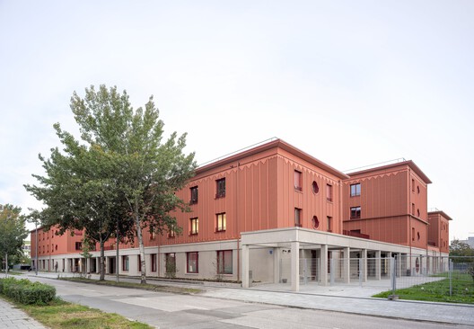 Overnight Shelter Lotte-Branz-Strasse / Hild und K Overnight Shelter Lotte-Branz-Strasse / Hild und K - Exterior Photography