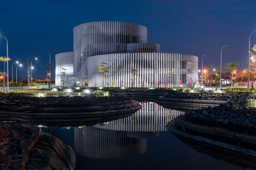 Da Nang Hi-Tech Park Headquarters Building / HUNI Architectes Da Nang Hi-Tech Park Headquarters Building / HUNI Architectes - Image 13 of 18