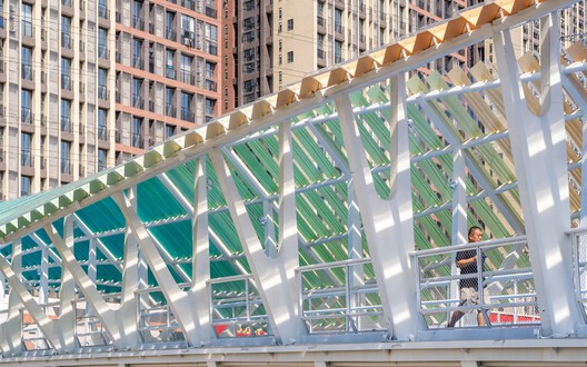 Puente peatonal de Av. Jianshe / Atelier cnS - Fotografía interior, Vidrio