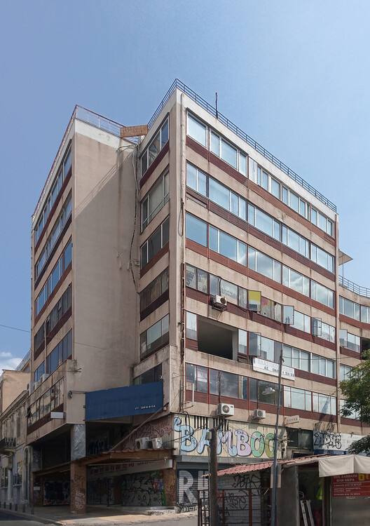 Astral Weeks apartamento y espacio de exhibición / Oblique - Fotografía exterior