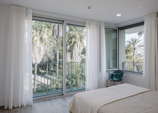 Conversion of Ex-Tribunale in sheltered accommodation / Calvi Ceschia Viganò architetti associati - Interior Photography, Bedroom, Lighting, Bed, Glass, Chair