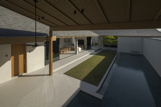 Baan Tectonix House / I Like Design Studio - Interior Photography, Concrete, Courtyard