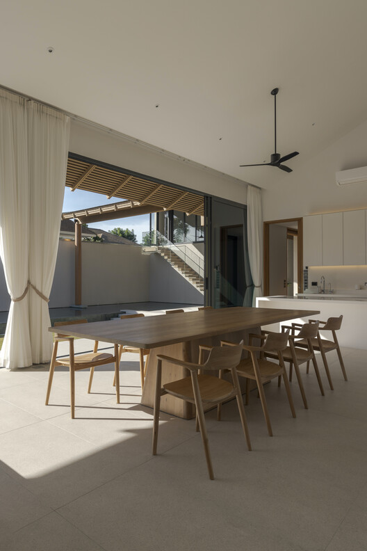 Baan Tectonix House / I Like Design Studio - Interior Photography, Dining room, Wood, Chair