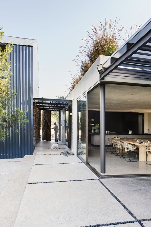Rustenburg Farm / Nadine Engelbrecht Architect Rustenburg Farm / Nadine Engelbrecht Architect - Exterior Photography, Concrete, Courtyard