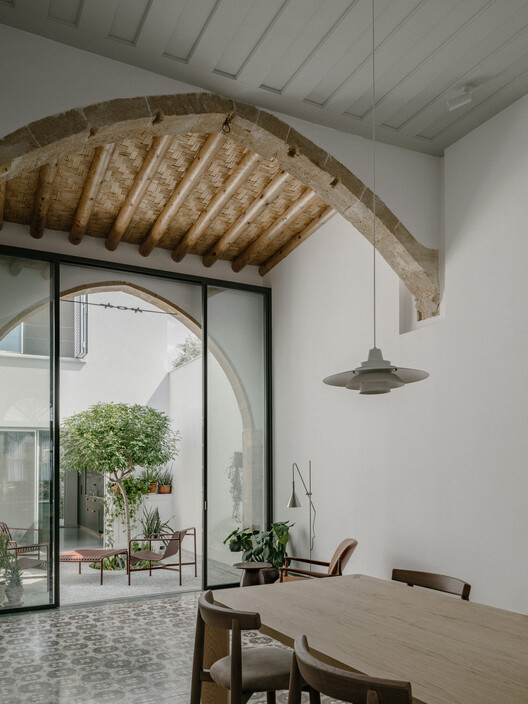 Kaimakli Residence / Anastasiou Misseri - Interior Photography, Lighting, Chair, Beam
