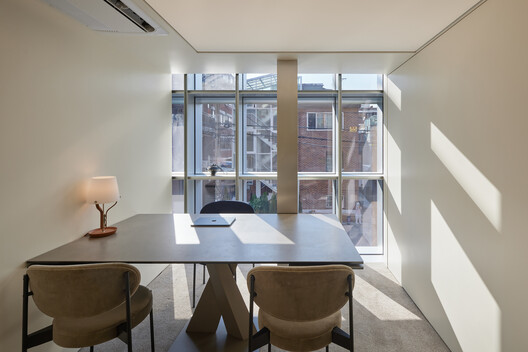 Yongsan Francoreen HQ / JYA-RCHITECTS - Interior Photography, Table, Chair
