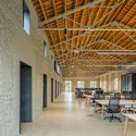 Una nave en La Moixina / Arnau estudi d'arquitectura - Fotografía interior, Edificio De Oficinas
