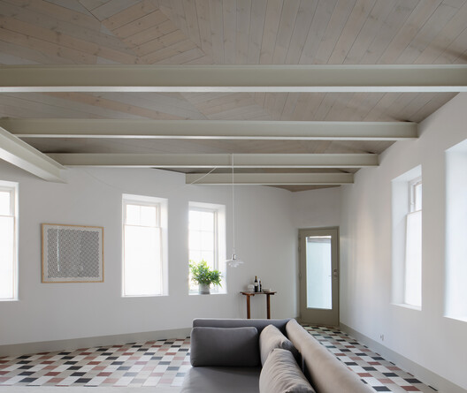 Casa Pátio em Uppsala / Jägnefält Milton - Fotografia de Interiores, Sala de Estar, Madeira, Iluminação, Viga, Cadeira