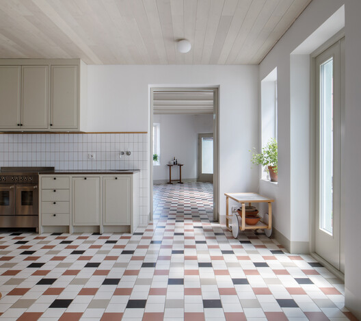 Casa Pátio em Uppsala / Jägnefält Milton - Fotografia de Interiores, Cozinha, Porta