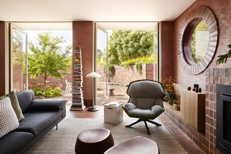 Casa Ararat / SJB - Fotografía interior, Sala de estar, Mesas, Sillas, Ladrillo