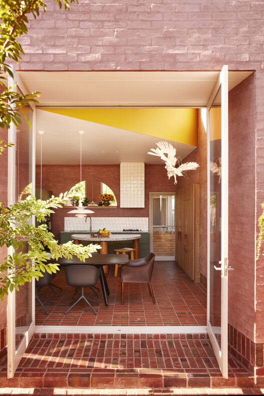 Casa Ararat / SJB - Fotografía interior, Comedor, Madera, Ladrillo, Puerta, Sillas, Jardín, Patio