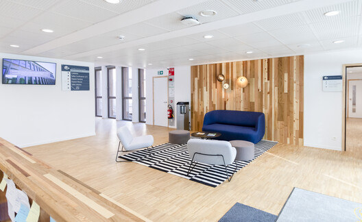 The MAP Administrative House of the Province of Namur / SAMYN and PARTNERS - Interior Photography, Living Room, Wood, Lighting, Table, Chair