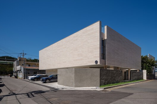 Oztile Showroom / Atelier MODS Oztile Showroom / Atelier MODS - Exterior Photography, Concrete