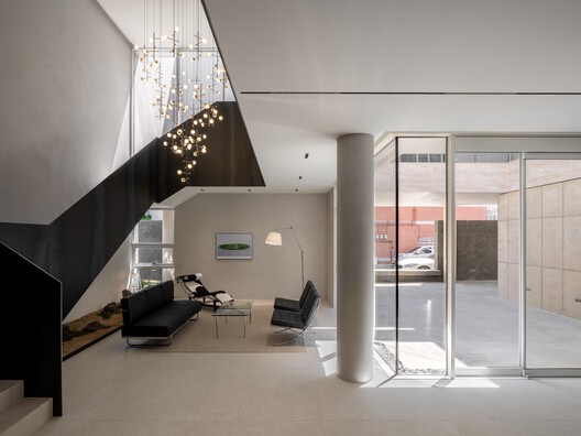 Oztile Showroom / Atelier MODS Oztile Showroom / Atelier MODS - Interior Photography, Lighting, Glass, Chair